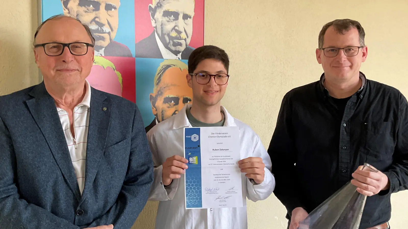 OStD Stefan Niedermeier und StD Johannes Wällisch gratulieren dem Preisträger. (Bild: Johannes Wällisch)