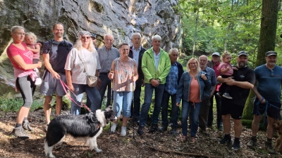 Bild: Unser Bild zeigt die Teilnehmer mit SPD-Kreisvorsitzendem Michael Rischke und 60plus-Bezirksvorsitzenden Reinhold Strobl vor einem Felsen, wie man ihn hier nicht vermutet hätte. (Bild: Reinhold Strobl)