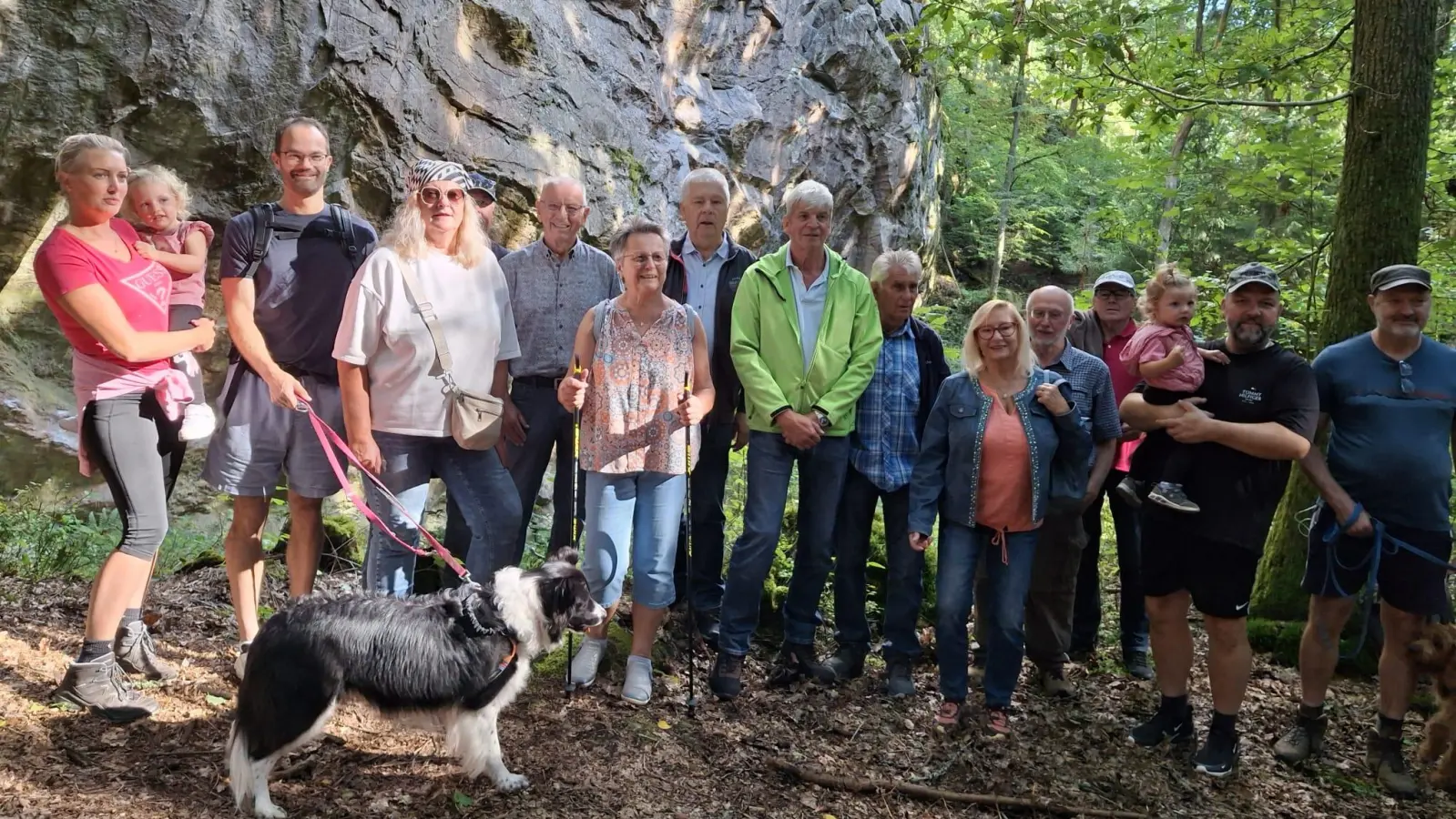 Bild: Unser Bild zeigt die Teilnehmer mit SPD-Kreisvorsitzendem Michael Rischke und 60plus-Bezirksvorsitzenden Reinhold Strobl vor einem Felsen, wie man ihn hier nicht vermutet hätte. (Bild: Reinhold Strobl)