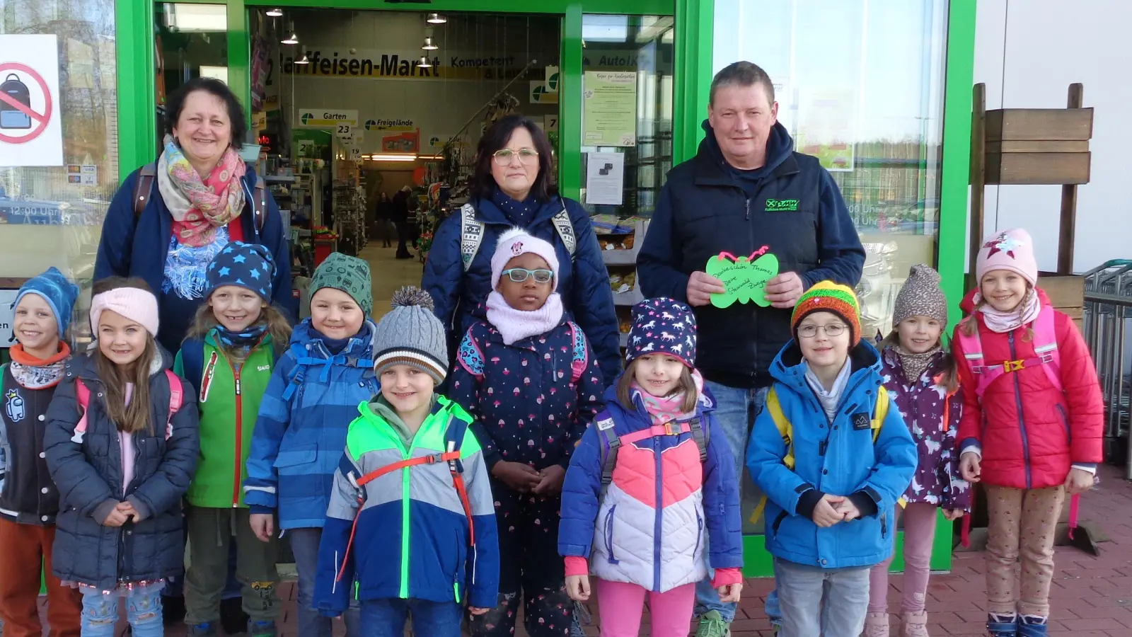 Bild mit grünen Tür: von Links Erzieherinnen Christina Greger und Karin Schmidt, Geschäftsstellenleiter Thomas Schmidt; Vorne die Vorschulkinder der Steinwaldzwerge. (Bild: Karin Schmidt)