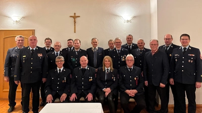 Auf dem Bild die geehrten aktiven Feuerwehrdienstleistenden, für 25-, 40- und 50 Jahre Dienstzeit, stehend v.l. Wolfgang Seitz, KBI Wolfgang Wedlich, Jürgen Kreuzer, Werner Siller, Philipp Schwan, Roland Eckstein, LR Roland Grillmeier, Peter Hofmann, Karl Schiml, Thomas Siller, Reinhard Sammet, Bürgermeister Max Bindl, Christian Hofmann und KBM Philipp Sölch . Sitzend v.l. Franz Grillmeier, Richard Eckstein, Manuela Rosner und Gerhard Haberkorn. (Bild: Anna Sölch)