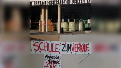 Der mit Heuballen verstellte Eingang der Realschule und das daneben angebrachte Schild, das das Schulgebäude zum Schnäppchenpreis feilbot. (Bild: Alexander Licha / Holger König)