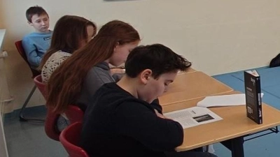 Sogar Bürgermeister Martin Birner lauscht der spannenden Geschichte der „Drei Fragezeichen”. (Bild: Julia Lischka)