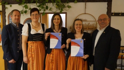 Auf dem Foto sind die Vorsitzende Diana Raab, der Bürgermeister Josef Pretzl, der Vorsitzende des NBMB Josef Ferstl und die beiden Damen die geehrt wurden – Martina Prey und Veronika Zinkl. (Bild: Susanne Gschrey)