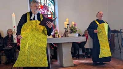 Im Jubiläumsgottesdienst in der Friedenskirche führten Pfarrer Klaus Stolz (rechts) und Pfarrer Stefan Drechsler (links) statt einer klassischen Predigt ein Zwiegespräch der „Kirchenglocken“ auf. (Bild: Dorothea Seitz-Dobler)