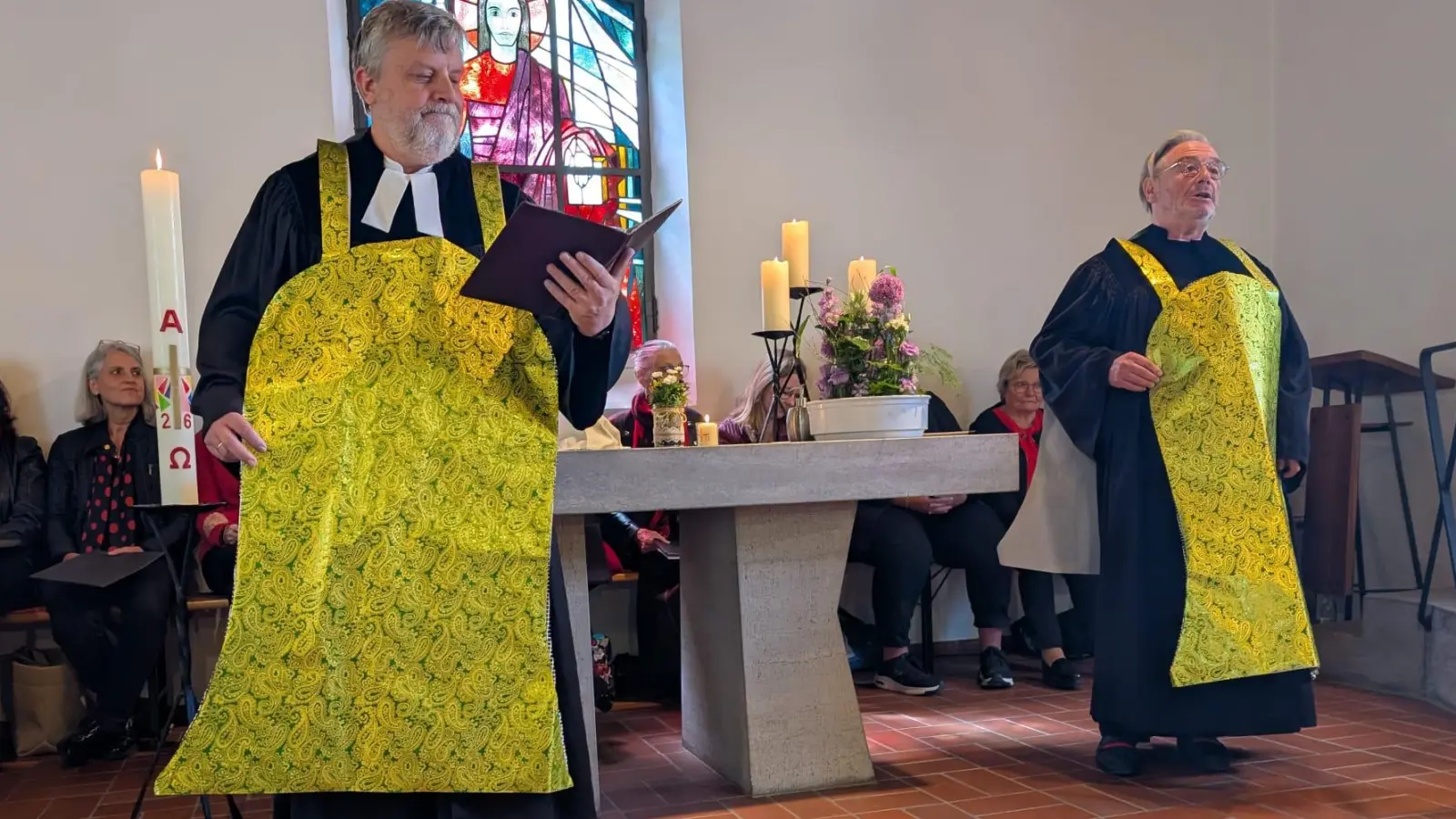 Im Jubiläumsgottesdienst in der Friedenskirche führten Pfarrer Klaus Stolz (rechts) und Pfarrer Stefan Drechsler (links) statt einer klassischen Predigt ein Zwiegespräch der „Kirchenglocken“ auf. (Bild: Dorothea Seitz-Dobler)