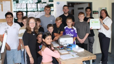 Urkundenübergabe an Azubis und Schüler (Bild: Susanne Freudenstein)