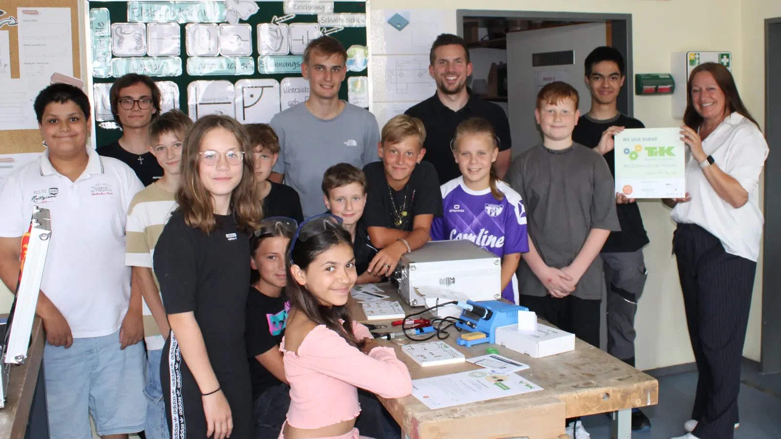 Urkundenübergabe an Azubis und Schüler (Bild: Susanne Freudenstein)