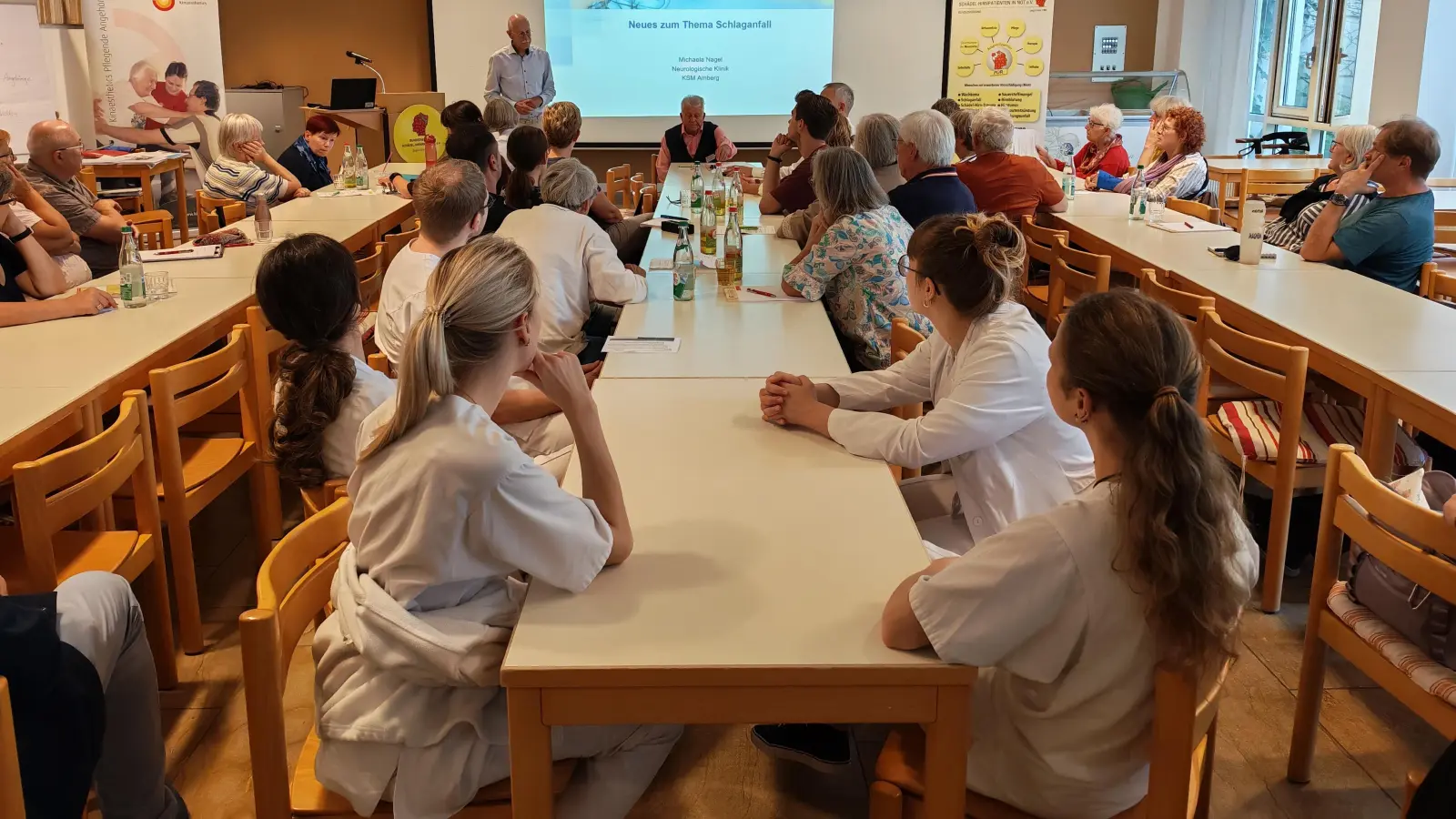 Stellv. Vorsitzender des Bundesverbandes Schädel-Hirnpatienten in Not e.V., PD Dr. med. Richard Megele berichtet über das umfangreiche Wirken des Verbandes. (Bild: Armin Nentwig)