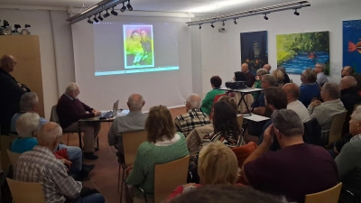 Harald Fähnrich (vorne, links) bei seinem Vortrag. (Bild: Manuel Dörfler)