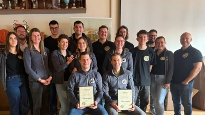 Mit einem verjüngten Team blickt der Kirwaverein optimistisch auf 2026. Vorne sitzend die Ehrenmitglieder Florian Vater und Benedikt Ach. Ihnen gratulierte 2.Bürgermeister Julian Kraus (links). (Bild: Nicolas Merkl)