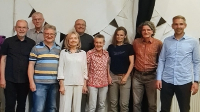 Der wiedergewählte Vorstand mit den fünf Beisitzern und Oberbürgermeister Michael Fritz (rechts): Rolf Künstler (Schriftführer), Gottfried Utz , Hans-Jürgen Bumes (1. Vorsitzender), Veronika Frenzel (Stellvertreterin), Mario Lutz, Maria Bezold, Johanna Sarnowski, Bertold Bernreuter (von links) (Bild: Rolf Künstler)