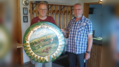 Kunstmaler Erich Graf (re.) bei der Rückgabe der restaurierten Scheibe an den 1. Schützenmeister Reiner Hoffmann (Bild: Lothar Mehringer)