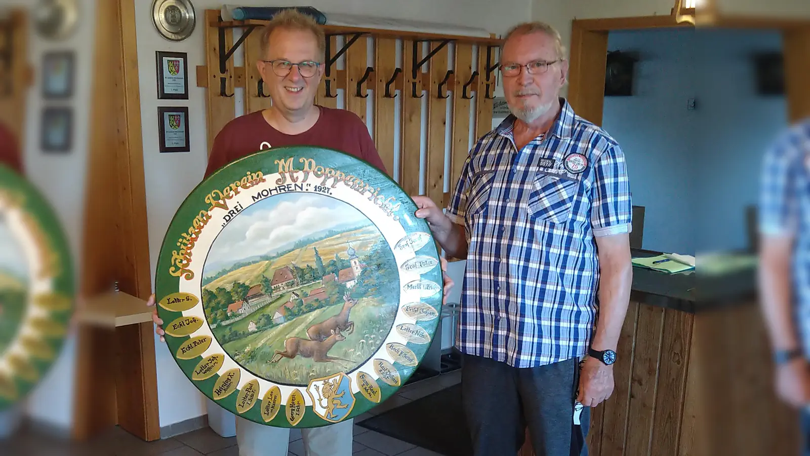 Kunstmaler Erich Graf (re.) bei der Rückgabe der restaurierten Scheibe an den 1. Schützenmeister Reiner Hoffmann (Bild: Lothar Mehringer)