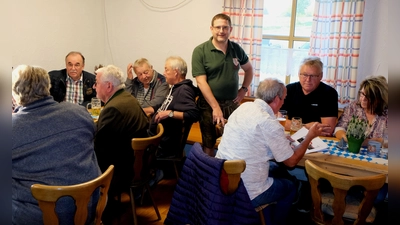Voller Stolz blicken Verein und Mitglieder auf das geschaffene Werk der Fischerhütte, das kräftig gefeiert wurde. (Bild: Fred Lehner)