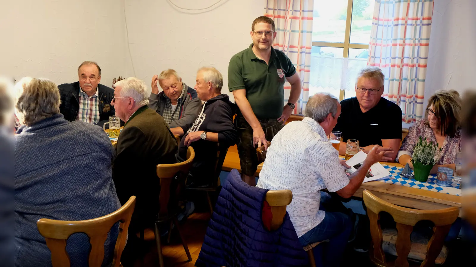 Voller Stolz blicken Verein und Mitglieder auf das geschaffene Werk der Fischerhütte, das kräftig gefeiert wurde. (Bild: Fred Lehner)