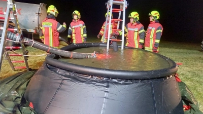 Das Faltbecken im Übungseinsatz (Bild: Josef Giehrl)