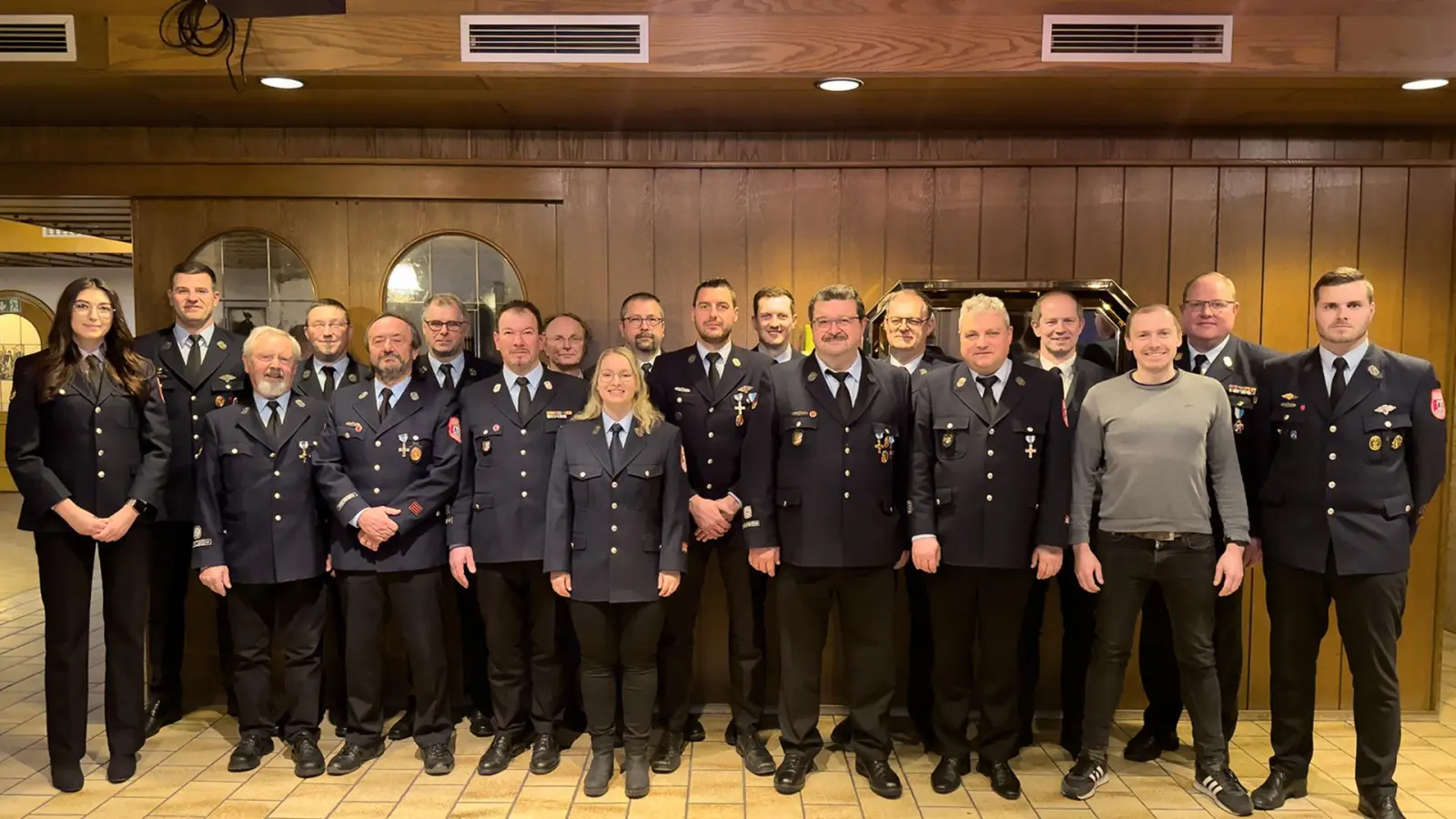Neuer Verwaltungsrat<br>V.l.n.r.: Selina Mehringer, Matthias Schreyer, Georg Rebl, Wolfgang Hammerl, Franz Jungwirth, Emmeram Hölzl, 2. Kommandant Peter Bodensteiner, Norbert Friedl, Ramona Schlögl, 1. Kommandant Thomas Schwarz, Kai Jäger, Jugendwart Dominik Friedl, Karl Kraus, Markus Eichstätter, Markus Schlosser, Bürgermeister Konrad Kiener, Manuel Jungwirth, Kreisbrandinspektor Helmut Schatz, Matthias Lang. (Bild: Tobias Schneider)
