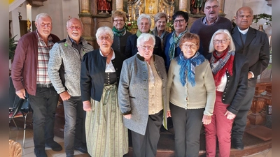 Pfarrer Michael und die beteiligten Gruppen der Maiandacht (Bild: Egon Böhm)