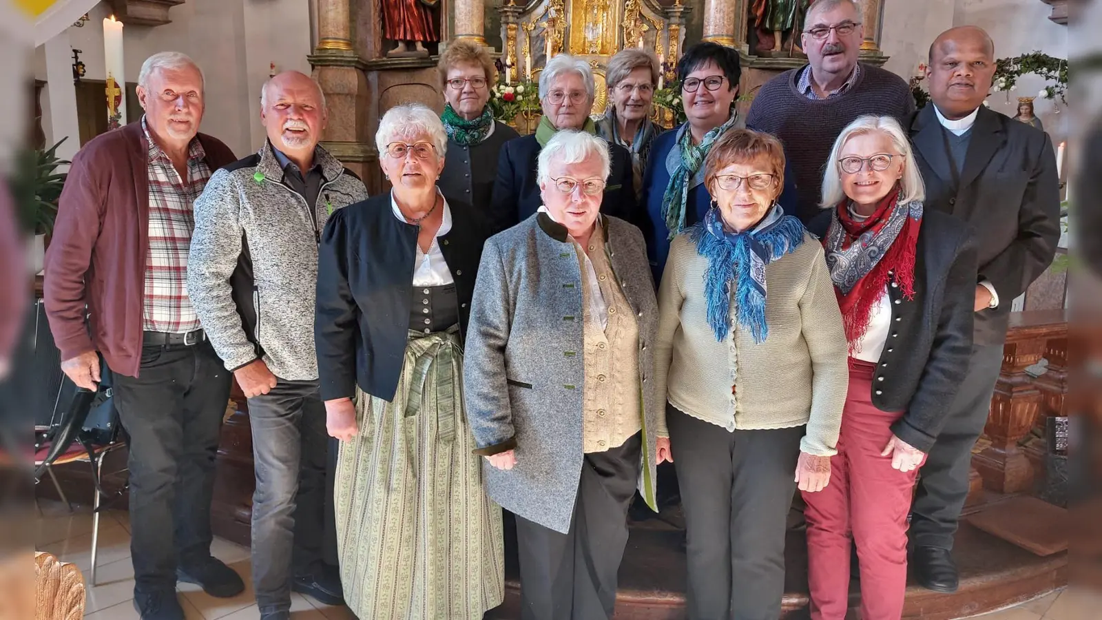 Pfarrer Michael und die beteiligten Gruppen der Maiandacht (Bild: Egon Böhm)