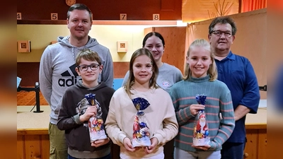 Insgesamt 95 Preise wurden an die Teilnehmer beim Nussschießen verteilt. 1. Schützenmeister Alfred Forster (rechts) mit einigen Siegern und Kindern, die die Siegerlose gezogen haben. (Bild: Anton Fenk)