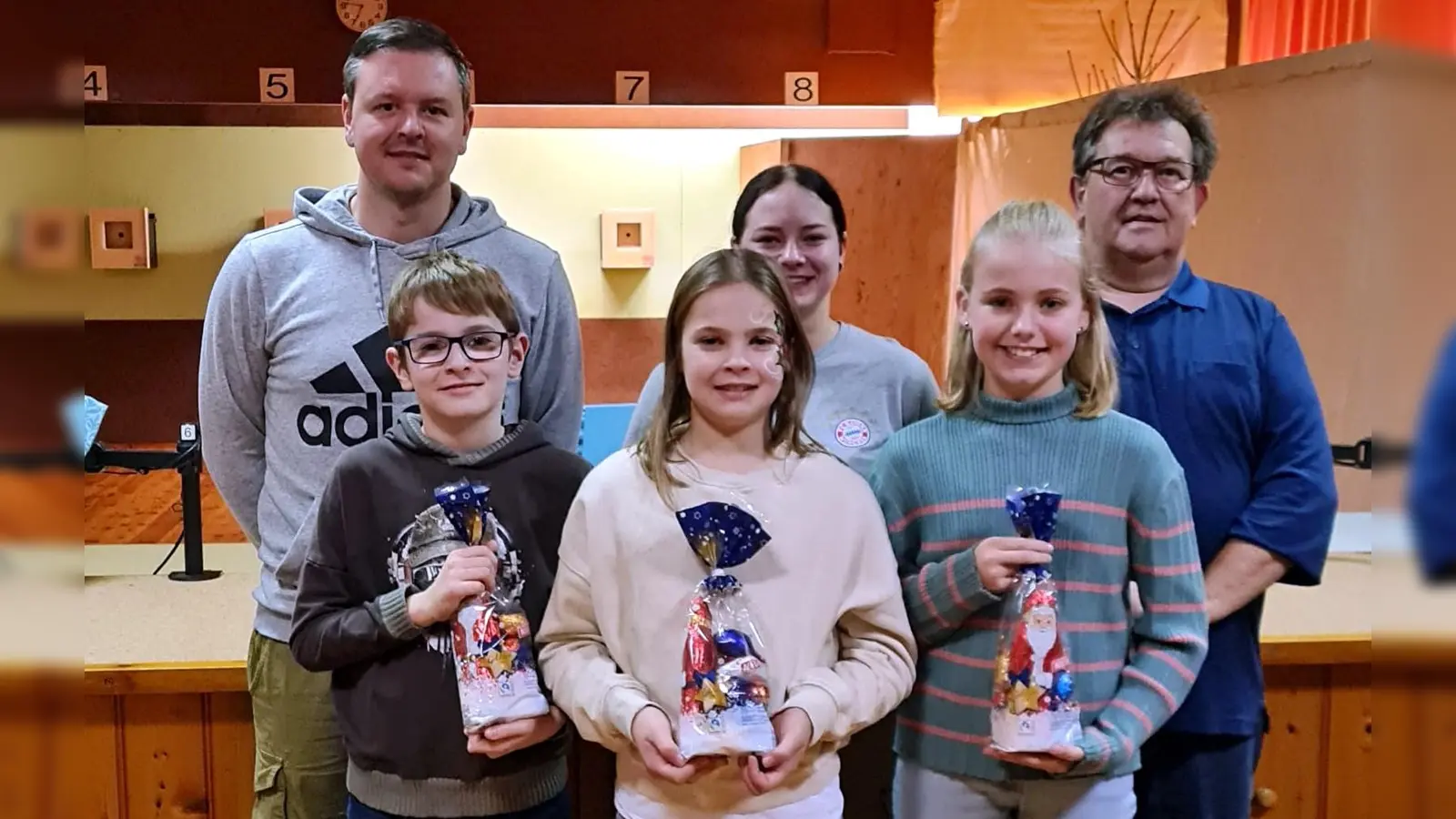 Insgesamt 95 Preise wurden an die Teilnehmer beim Nussschießen verteilt. 1. Schützenmeister Alfred Forster (rechts) mit einigen Siegern und Kindern, die die Siegerlose gezogen haben. (Bild: Anton Fenk)