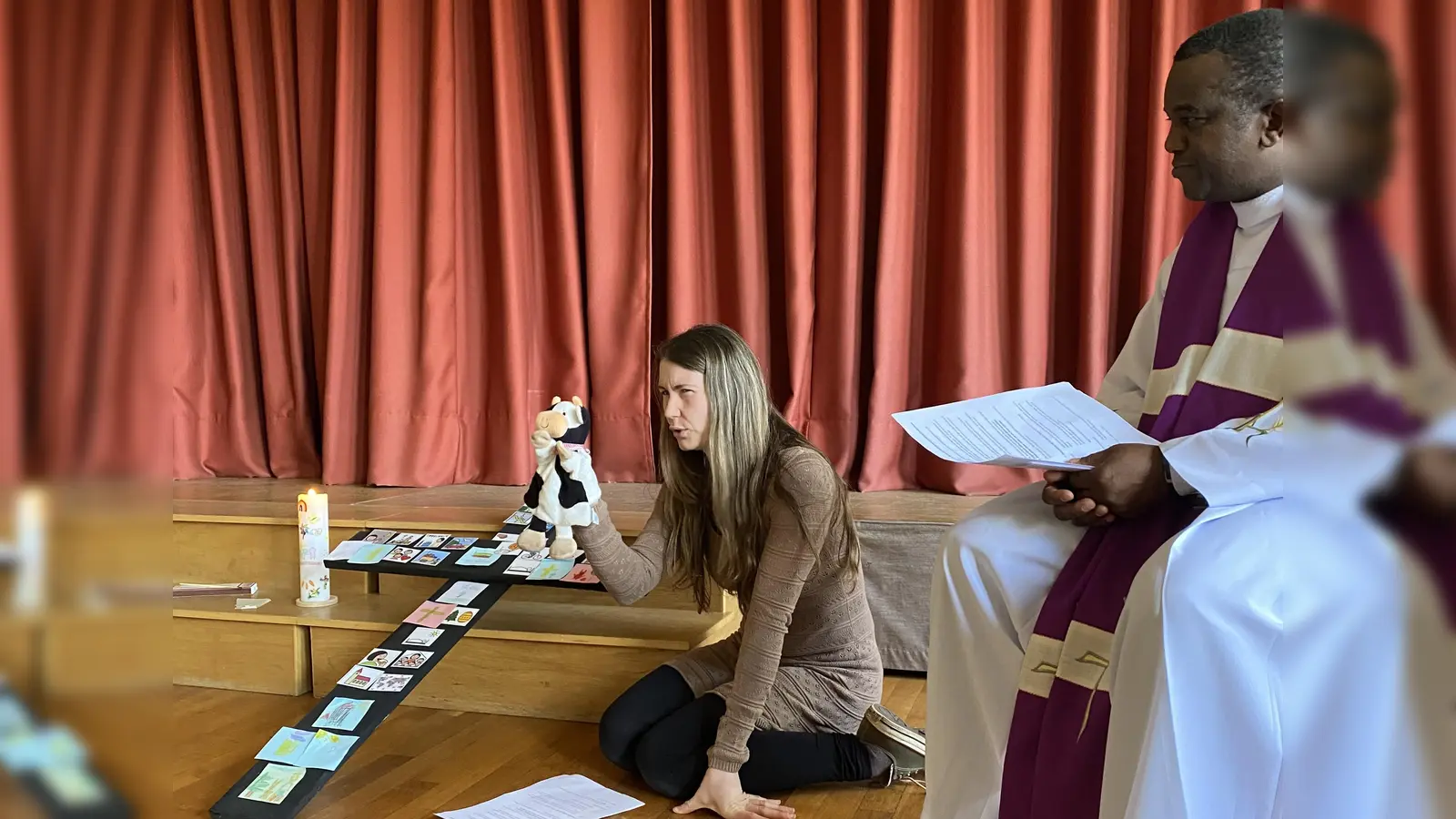 Flecki begibt sich mit Kindern der Pfarrei Immenreuth auf die Suche nach Gott. (Bild: Maria Stich)