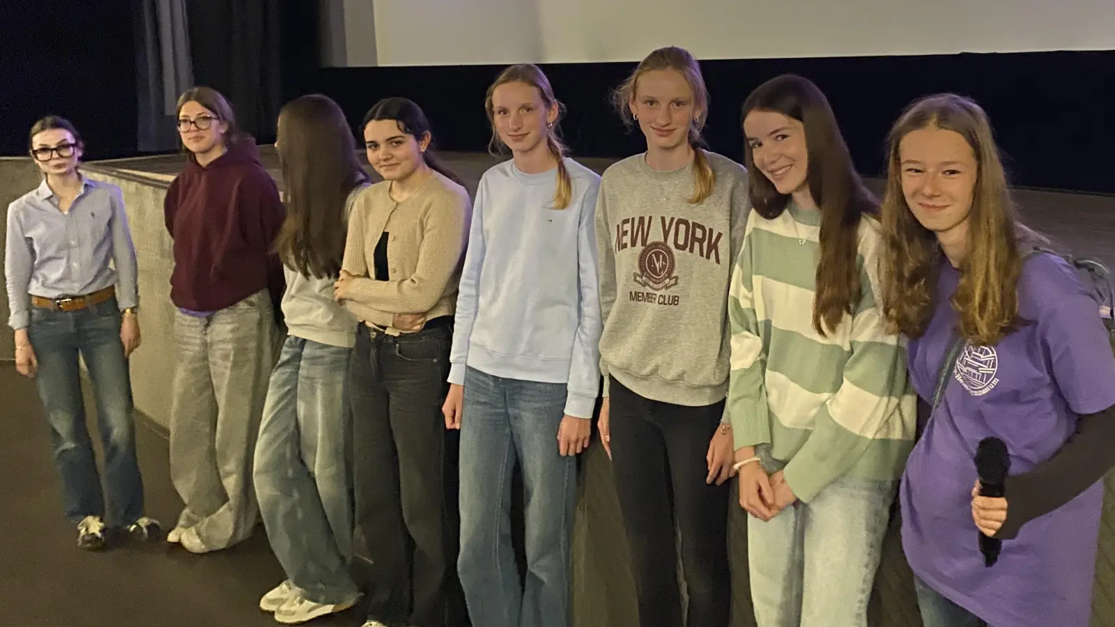 Die BigSisters_2 des EHG in Weiden begrüßen ihre Schülerinnen zum neuen Schuljahr mit einem tollen Kino-Event! (Bild: StDin Doris Weigl )