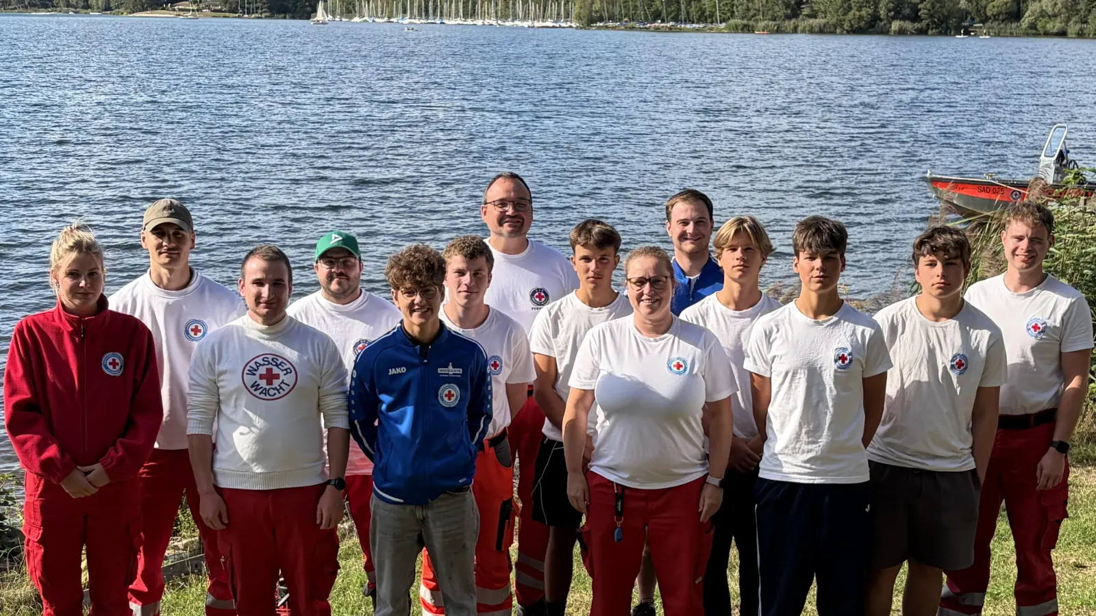 Gruppenbild der Wachmannschaft der Wasserwacht Pfreimd am Steinberger See. (Bild: Tobias Raß)