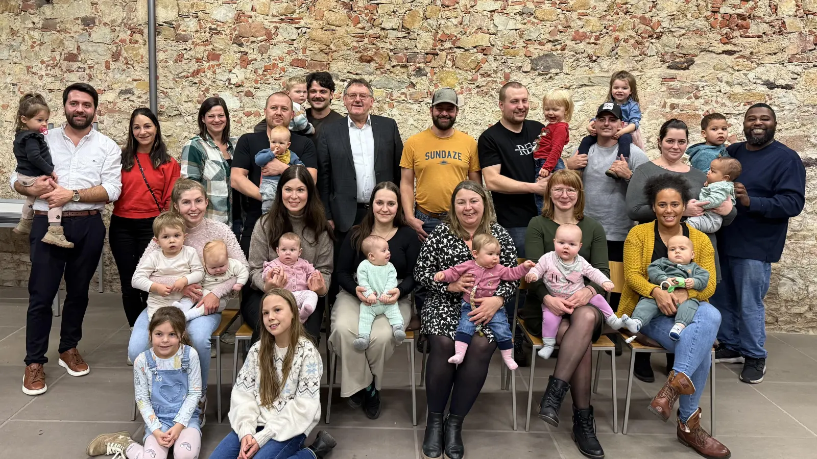 Bürgermeister Hans-Martin Schertl (hinten Mitte) freut sich über die vielen Neugeborenen in Vilseck. (Bild: Stefanie Gradl)