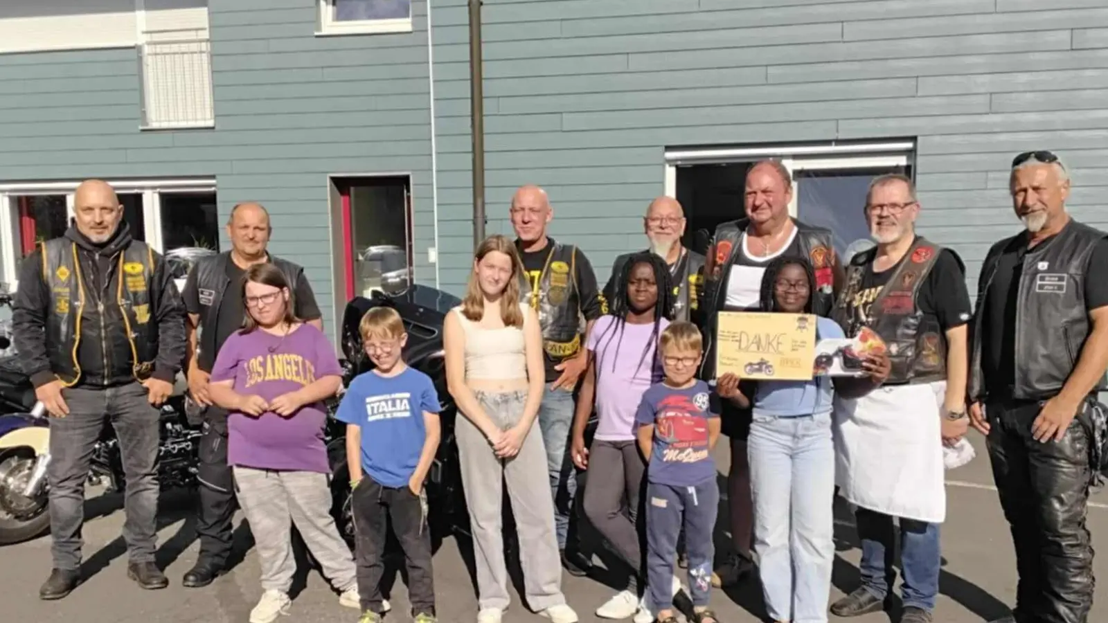 Willi Hägler, zweiter von rechts, Sprecher der Biker Union mit Kindern von Haus St. Elisabeth und Kameraden. (Bild: Peter Wasel)