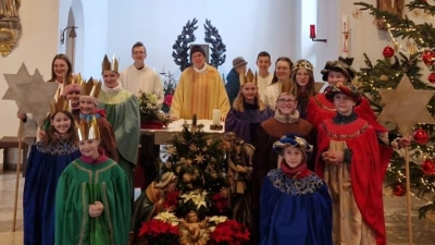 Nach getaner Arbeit feierten die Etzenrichter Sternsinger den Gottesdienst am Dreikönigstag mit. (Bild: Jörg Frenzel)