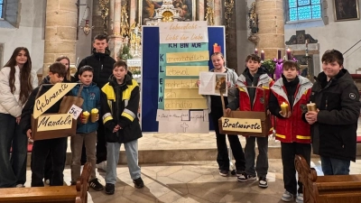 Wahre Größe zeigt sich im Kleinen. Kinder der Staatlichen Realschule Kemnath gestalteten einen berührenden Familiengottesdienst zum 3. Advent – mit Schulspiel, Musik und viel Herz. (Bild: Maria Busch)