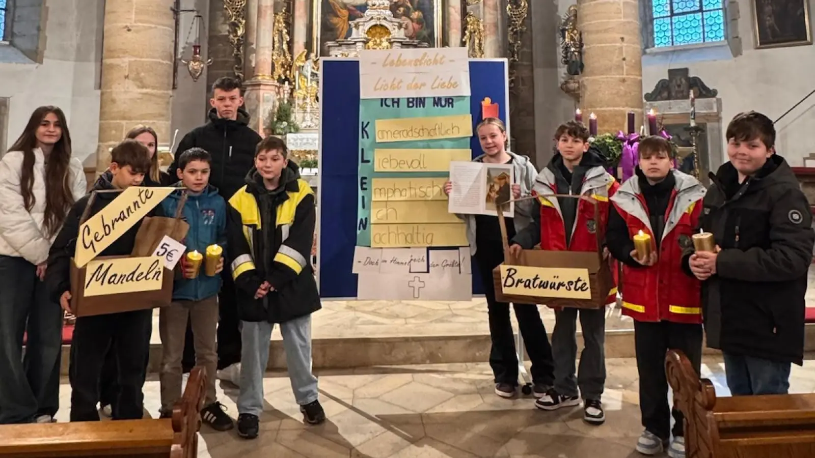 Wahre Größe zeigt sich im Kleinen. Kinder der Staatlichen Realschule Kemnath gestalteten einen berührenden Familiengottesdienst zum 3. Advent – mit Schulspiel, Musik und viel Herz. (Bild: Maria Busch)