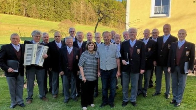 Sänger des MGV Bärnau mit Jubilar Konrad Fischer und Gattin Resi. (Bild[M]: Sigmund Schütz)