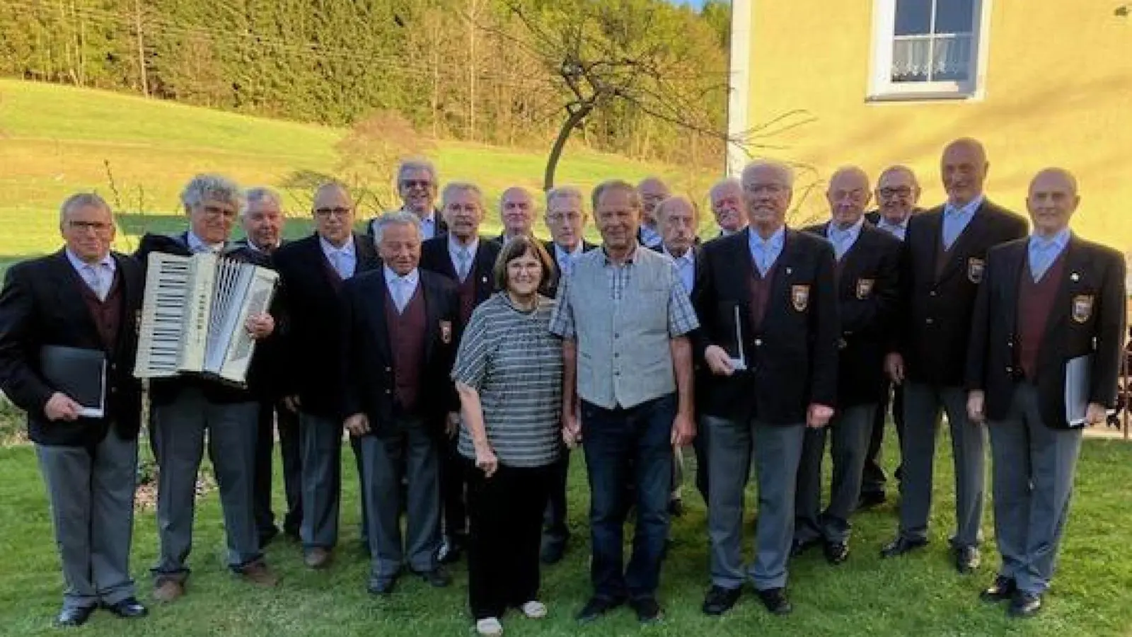 Sänger des MGV Bärnau mit Jubilar Konrad Fischer und Gattin Resi. (Bild[M]: Sigmund Schütz)
