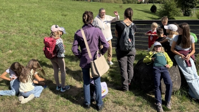 Anschaulich wurde an den Stationen, wie hier am Staudamm, Wissen zum Thema Wasser in der Gemeinde vermittelt. (Bild: Bianca Greger)