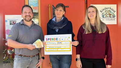 Aus den Händen von Vorstand Robert Lindner (links) und Sabrina Kohl (rechts) von der Interessengemeinschaft Faschingszug nahm die Leiterin Daniela Dimler vom Kinderhaus St. Elisabeth eine Spende von 300 Euro in Empfang. (Bild: Robert Lindner)