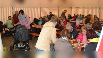 Trotz launigen Wetter war das Zelt bei der FF Röckenricht gut gefüllt (Bild: Erwin Kolb)