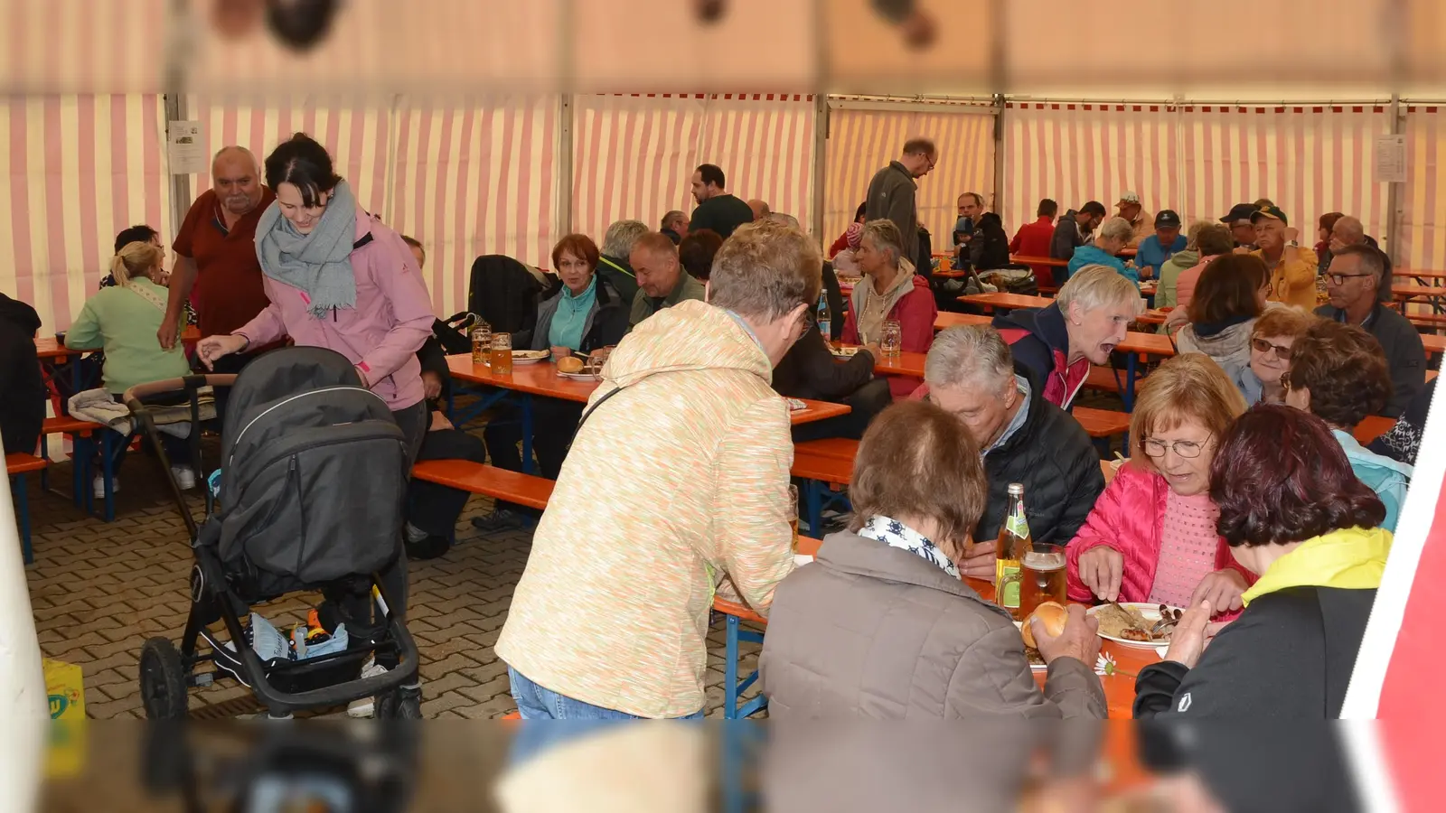 Trotz launigen Wetter war das Zelt bei der FF Röckenricht gut gefüllt (Bild: Erwin Kolb)