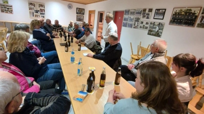 Bürgermeister Marcus Eichenmüller sprach beim Bürgergespräch in Neuersdorf über aktuelle Themen und Projekte in der Stadt und den Ortsteilen. (Bild: Thomas Hottner)