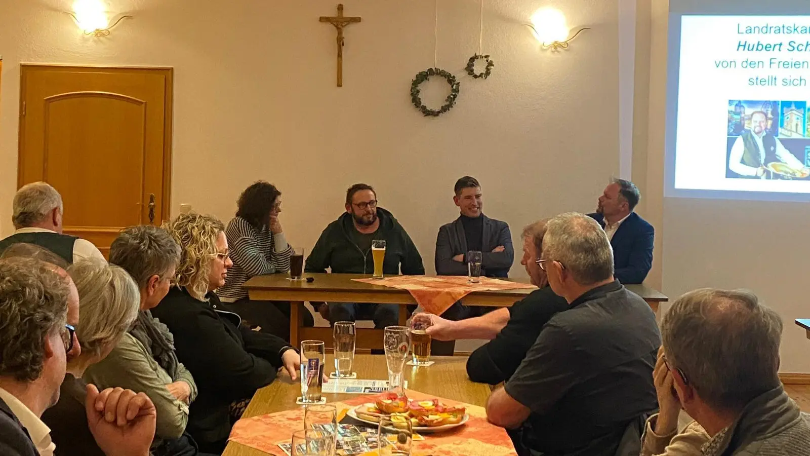 Auf dem Bild v.r. Landratskandidat Hubert Schicker in der Talkrunde mit Patrick Kutzer, Siegfried Schiedeck und Waltraud Häckl  (Bild: Andrea Schwägerl)