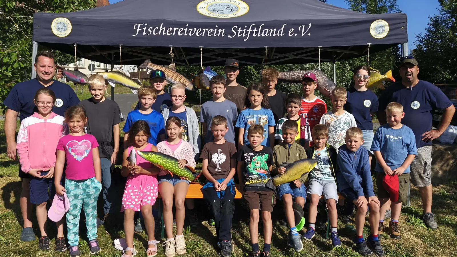 Teilnehmende Kinder und Betreuer beim Ferienprogramm des Fischereivereins Stiftland. (Bild: André Röckl )
