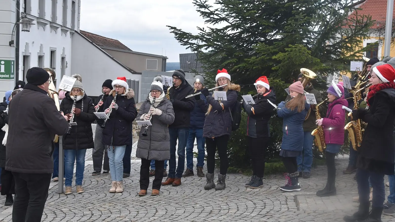 Das Bild zeigt die zwei Gruppen am Marktplatz . (Bild: Gisela Witt)