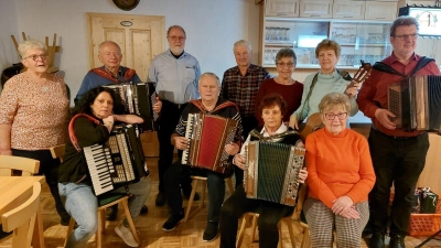 Die anwesenden Sänger und Musikanten auf der Weihnachtsfeier.  (Bild: Egon Böhm)