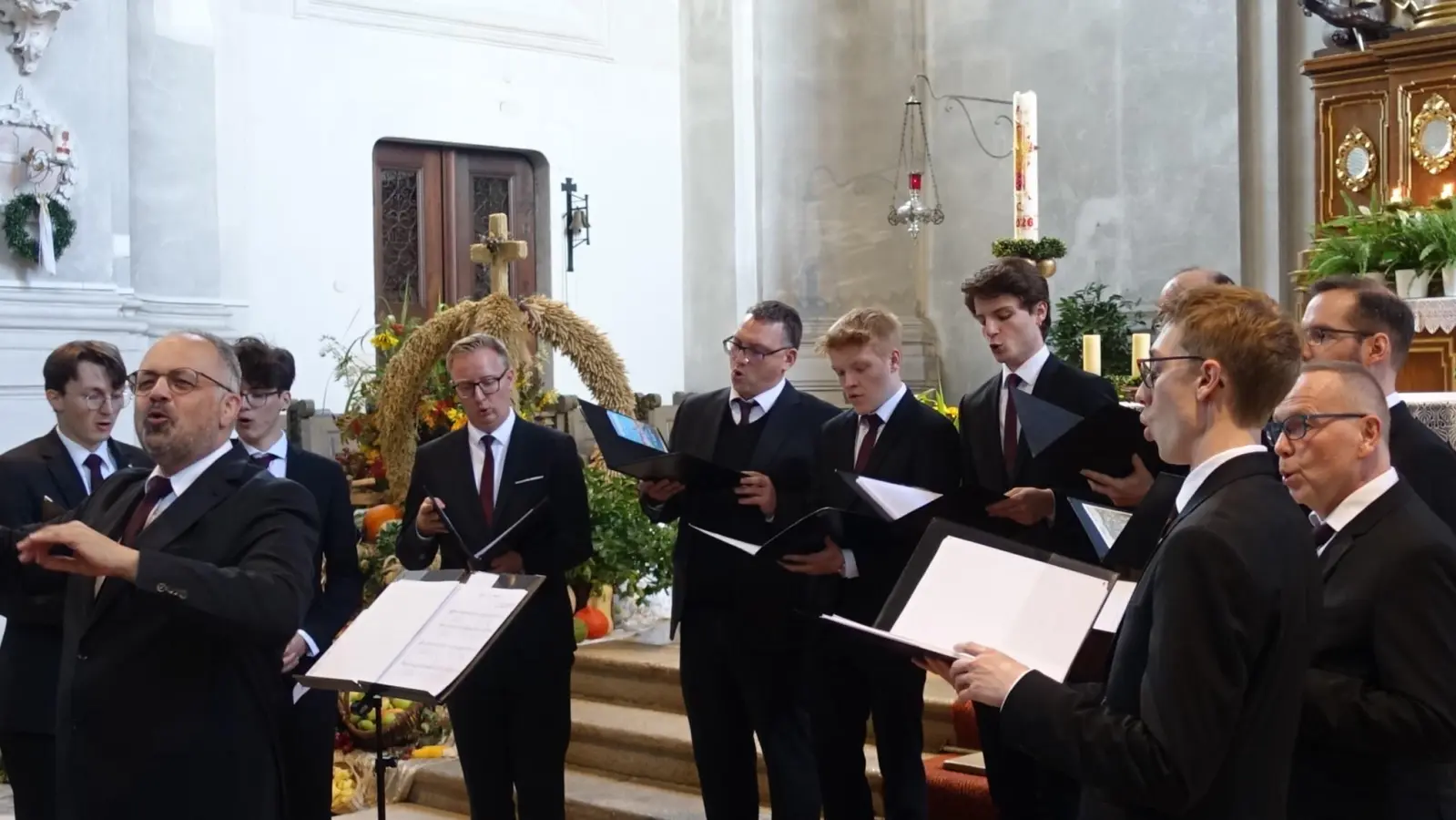 Das Bild zeigt von links Jonas Kellner und vorne Pfarrer Kruschina (Bild: Anna Koller)