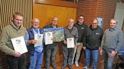 Josef Schell (Zweiter von links) holte sich beim Fotoklub den Meistertitel. Viel Lob für seine Gastfreundschaft galt an dem Abend Peter Gruber (Dritter von links), besser bekannt als „Murphy”. (Bild: Bernhard Neumann)