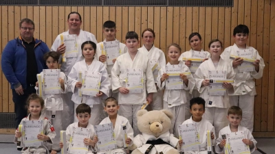 Die neuen Weiß-gelb-Gurte beim SC Eschenbach: hinten von links Prüfer Michael Nicola, Johann Buchfelder, David Cernescu, Kerstin Thumbeck, Anne Münster, Maximilian Münster; Mitte von links Omar Alhiyal, Antonia Cernescu, Paul Münster, Veronika Lang, Sophia Münster; vorne von links Lies Roder, Johann Buchfelder, Luka Fazakas, Kayden Iuhasz, Emilian Drat. (Bild: Susanne Schubert)