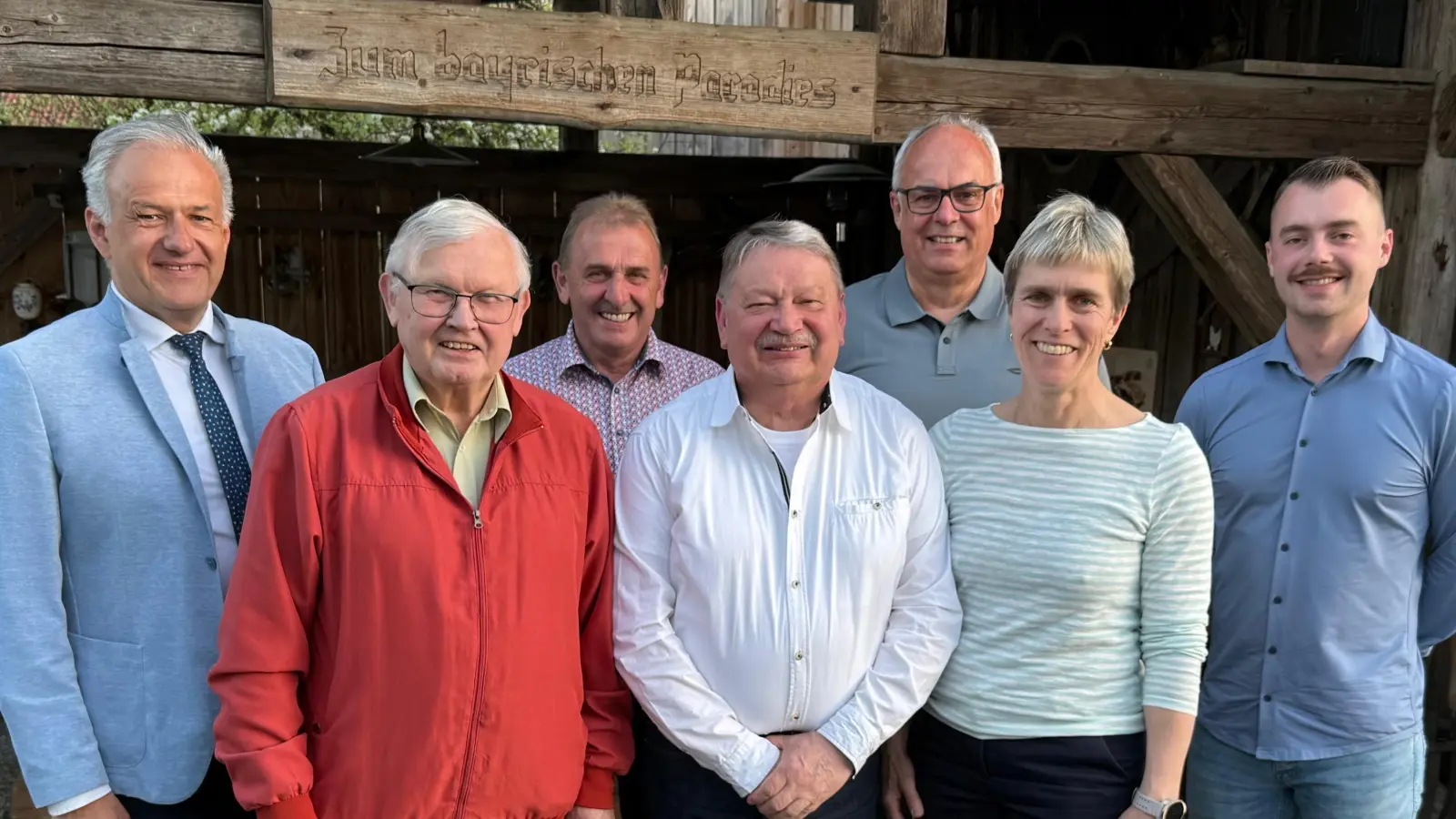 von links nach rechts: <br>Landrat Roland Grillmeier, Ehrenvorsitzender Reinhard Naber, Volkmar Sirtl, Rudolf Schneider, Horst Bauer, Bürgermeisterin Marion Höcht und Ortsvorsitzender Tristan Hagspiel (Bild: Tristan Hagspiel)