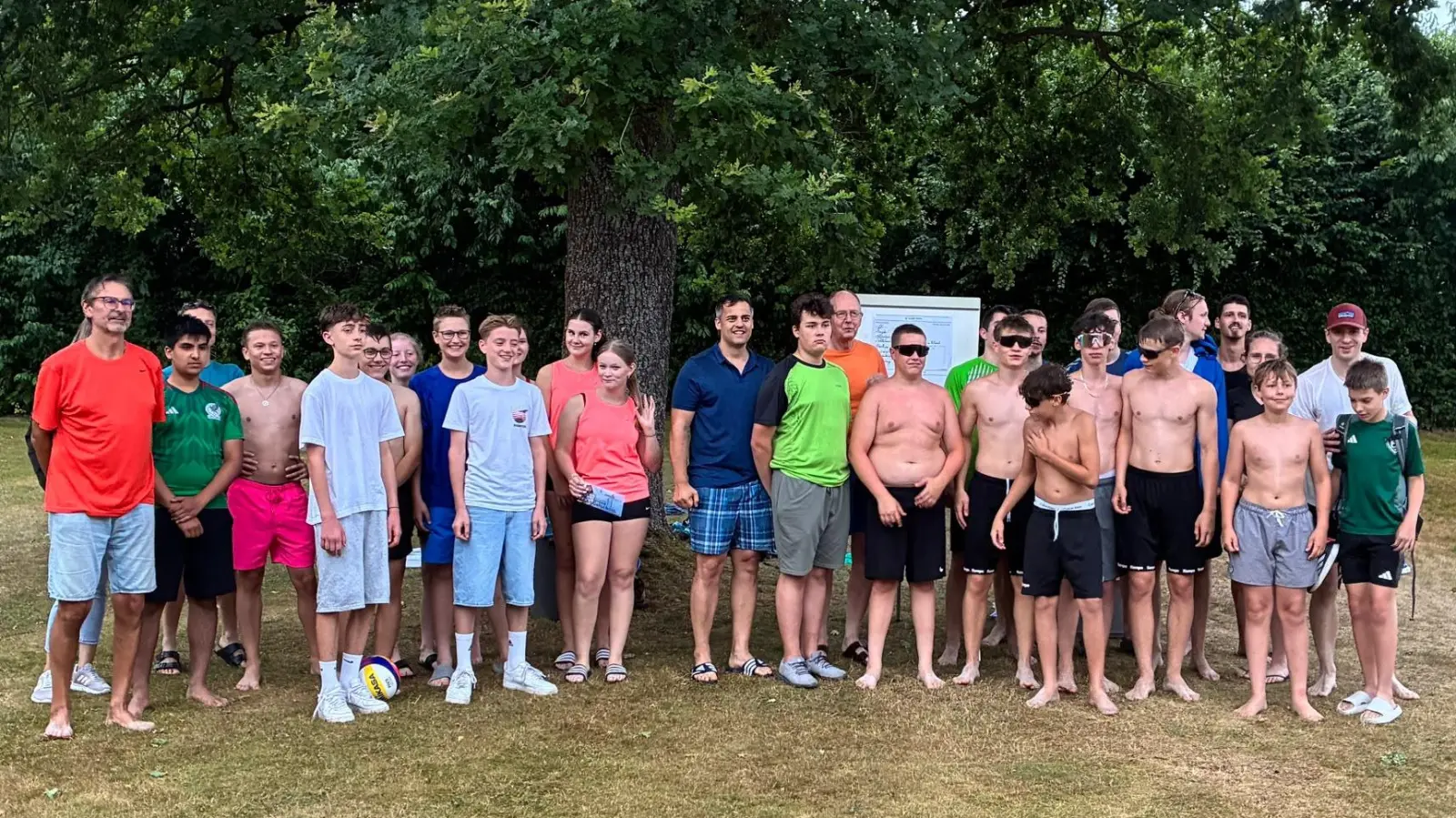 Die Teilnehmer des Beach-Volleyball-Turniers Play und Splash im H²Ovi in Oberviechtach. (Bild: Magdalena Schmidt)
